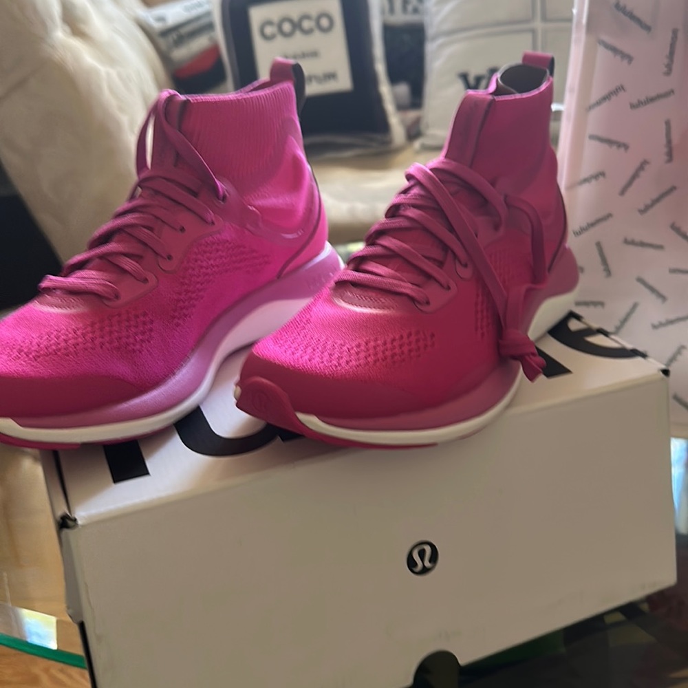 Brand new Lulu lemon sneakers 💖